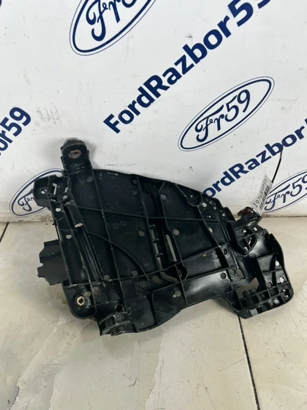 Кронштейн фары нижний Volkswagen Touareg 2007 7L6941291 GP (7L7) 3.6 (BHK), передний левый