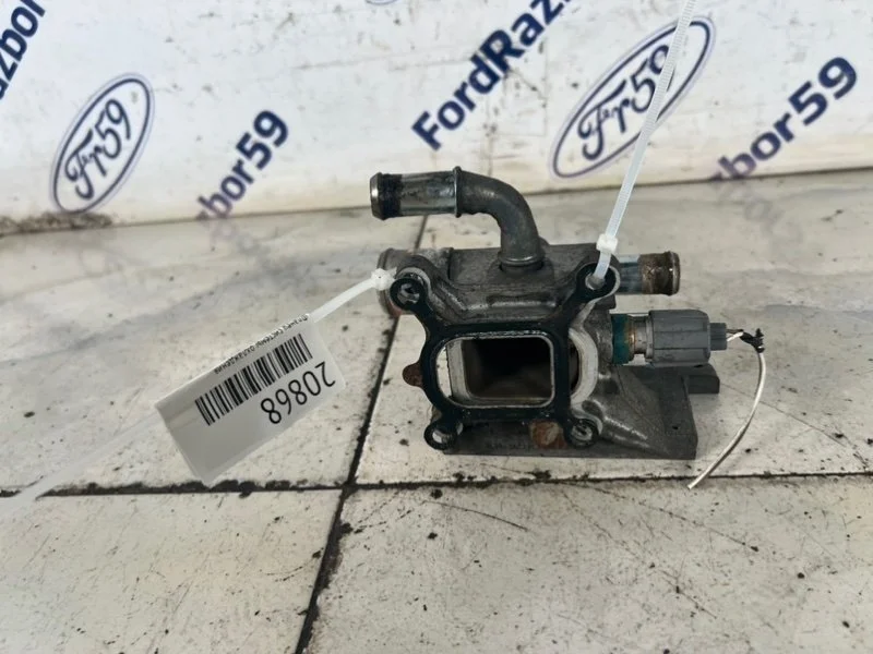 Фланец системы охлаждения Ford Focus 2 2007 1360282 CB4 1.8 (QQDB)