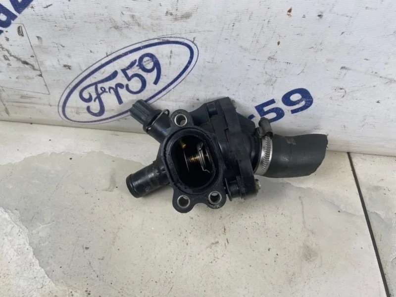 Корпус термостата Ford Focus St 2006 2018382 CB4 2.5 (HYDA)
