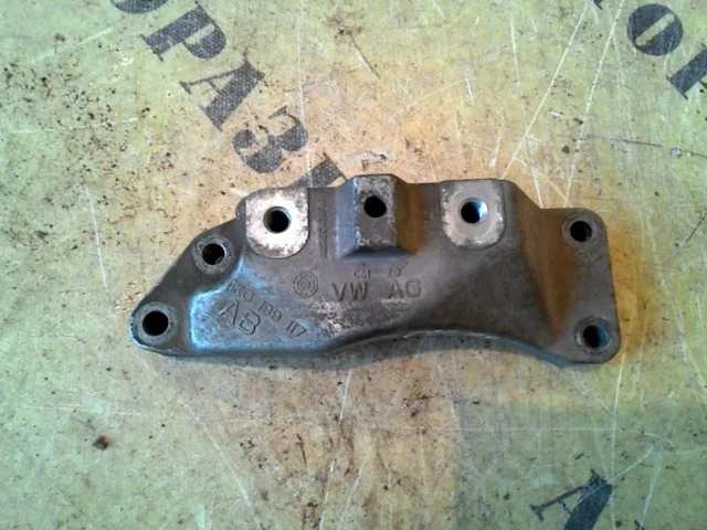 Кронштейн двигателя левый Volkswagen Passat (B6) 2005-2010 1K0199117