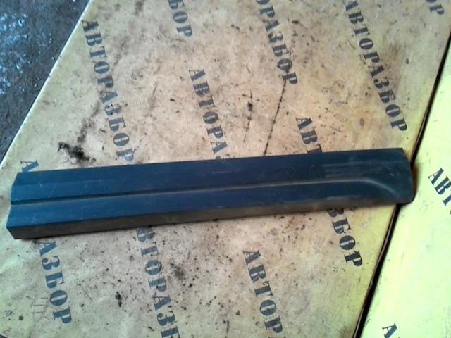 Накладка двери передней правой Audi Q3 2012-2018 8U0853960D