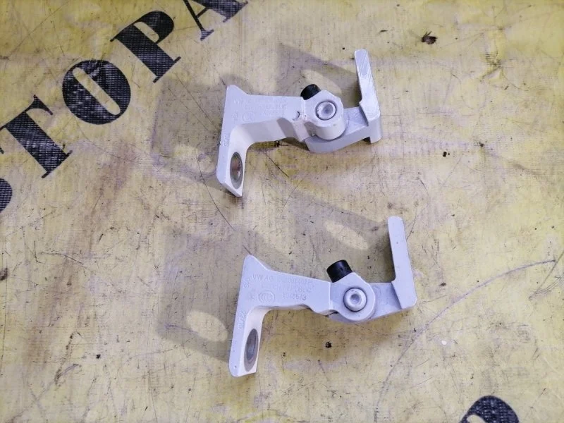 Петля двери SKODA RAPID 2013-2020 2015 8K0831402P 1.6 CWVB 90Л/С