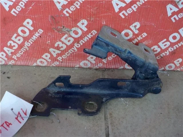 Петля капота Renault Clio 2 2006 8200715437 LB03 K7J700, передняя левая