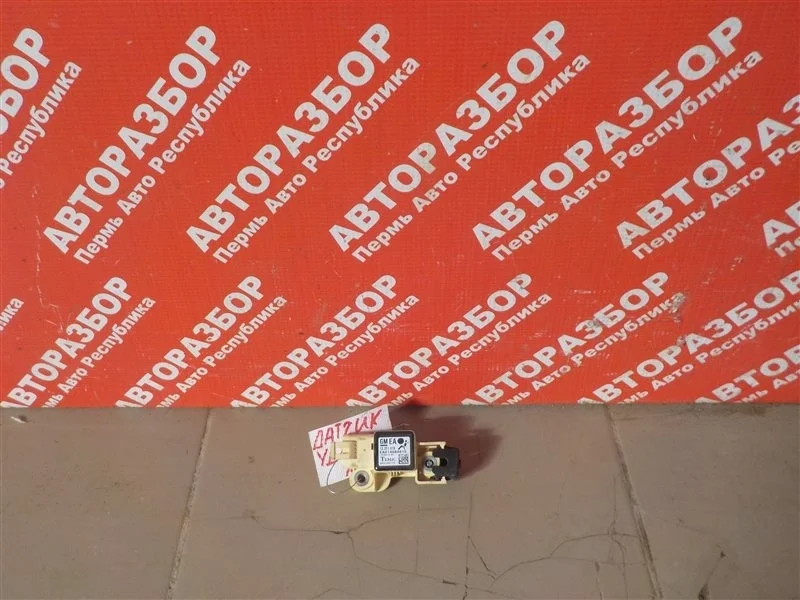 Датчик удара Opel Zafira 2011 13251078 B Z18XER, правый