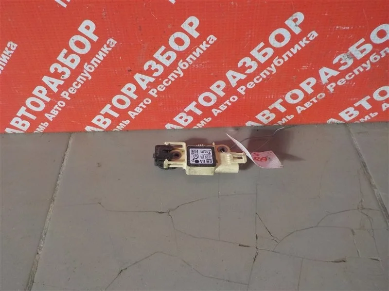 Датчик удара Opel Zafira 2011 13251078 B Z18XER, левый