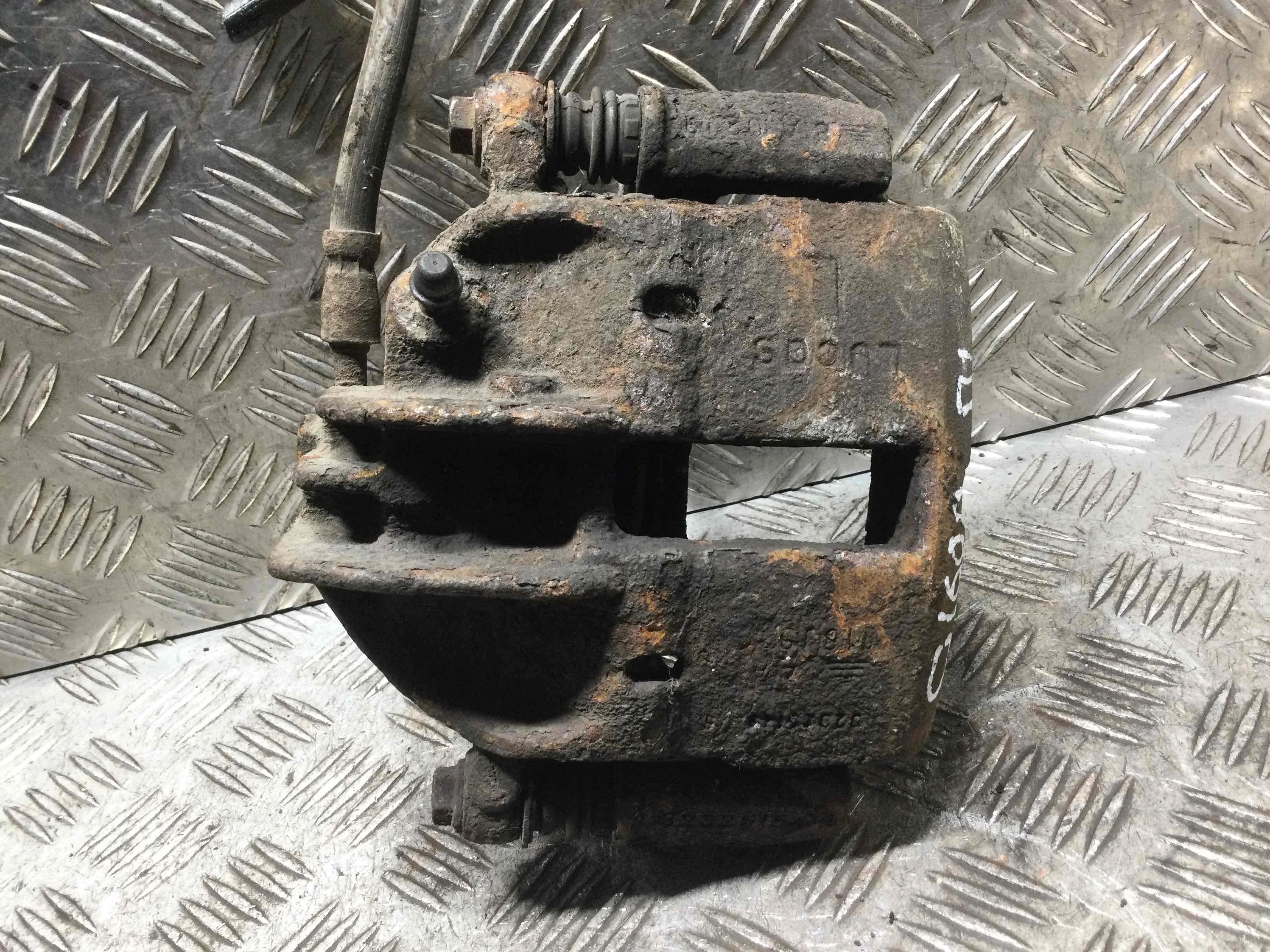 Суппорт передний левый Mitsubishi Space Star 1 поколение (1998-2002) бензин 1.3 i Механика Минивэн