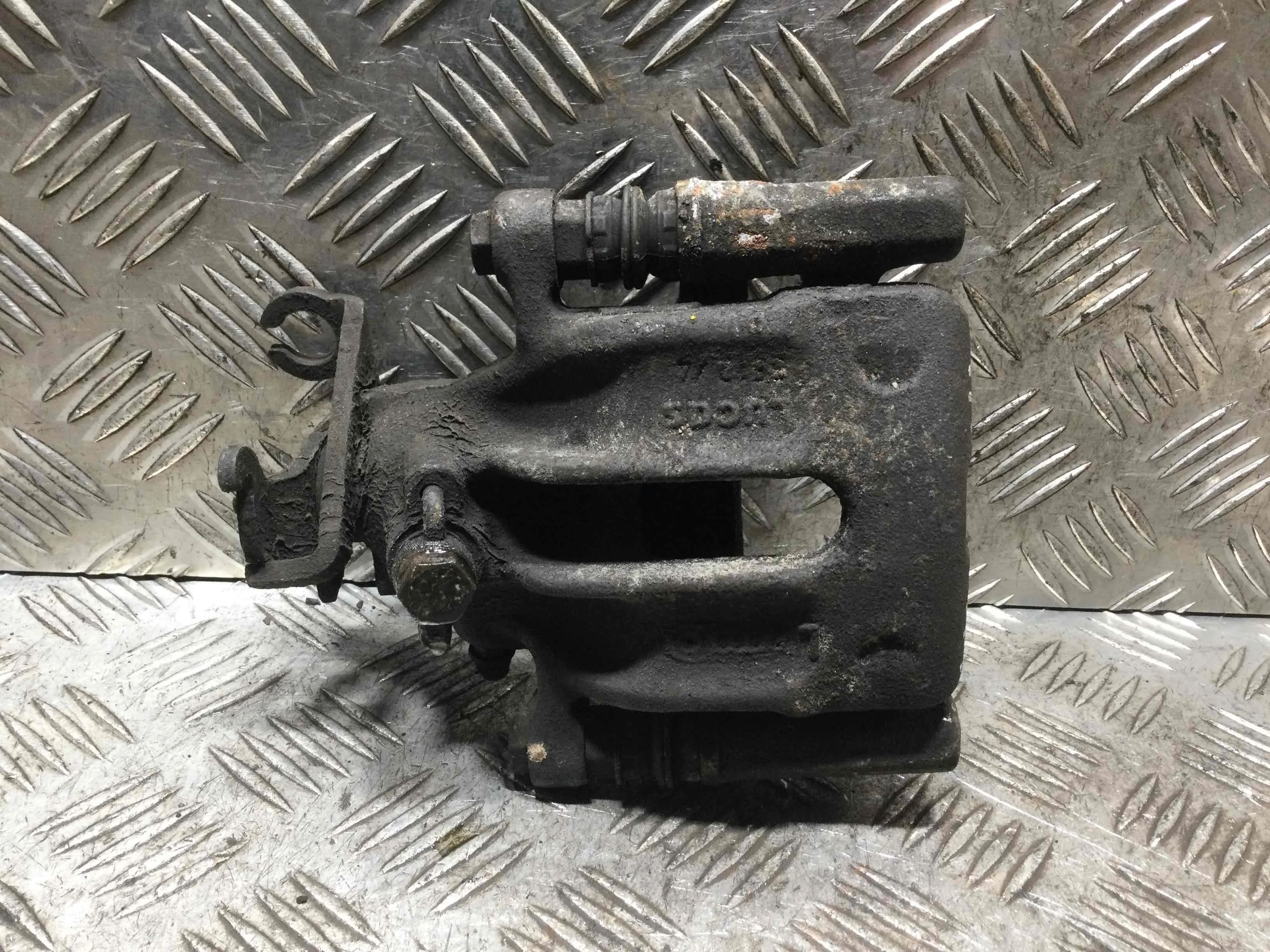 Суппорт задний левый Volvo V40 1 поколение (1996-2000) бензин 2.0 i Механика Универсал