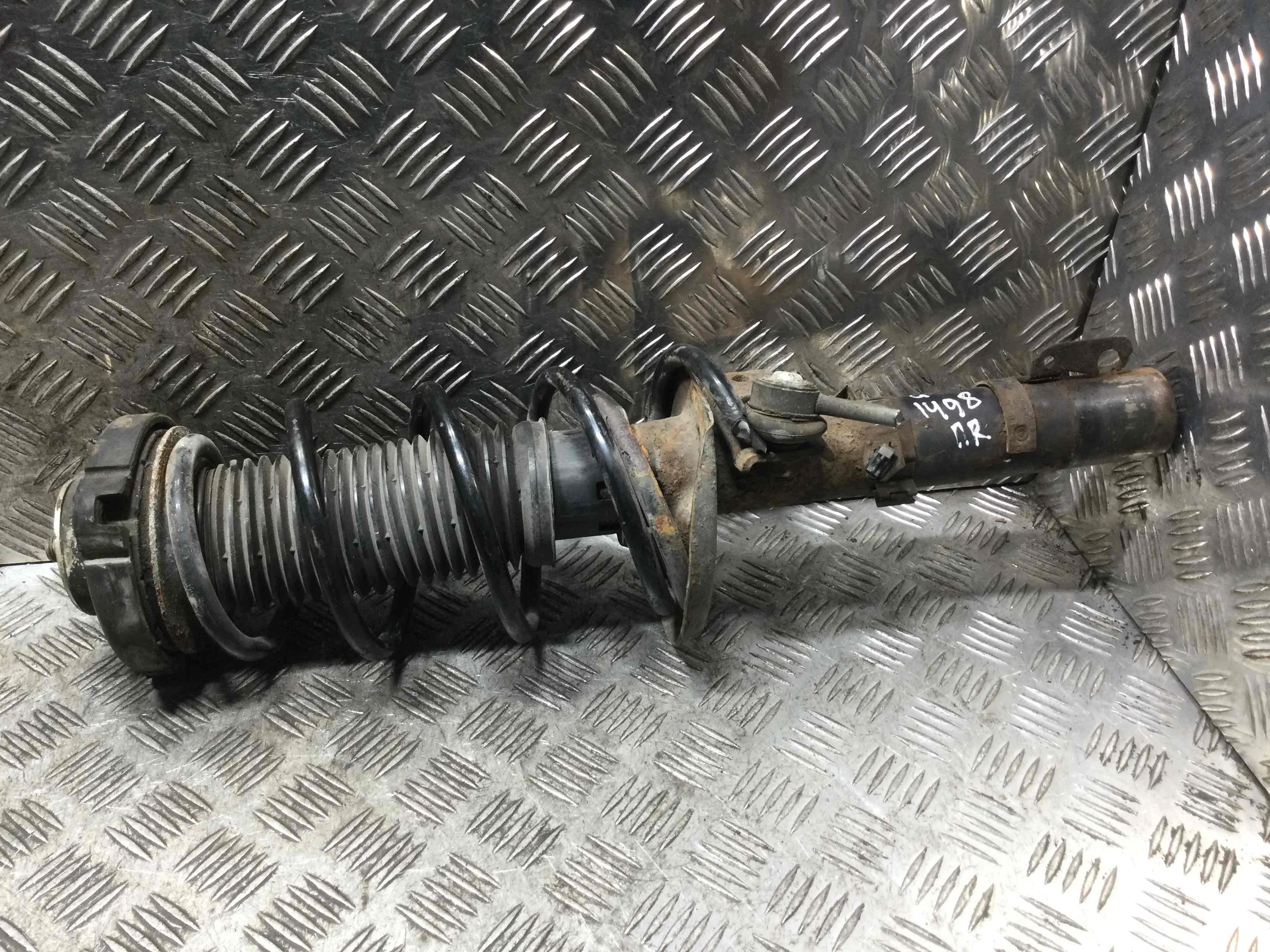 Стойка передняя правая Volkswagen Polo 4 поколение (2001-2005) бензин 1.2 i Механика Х/б