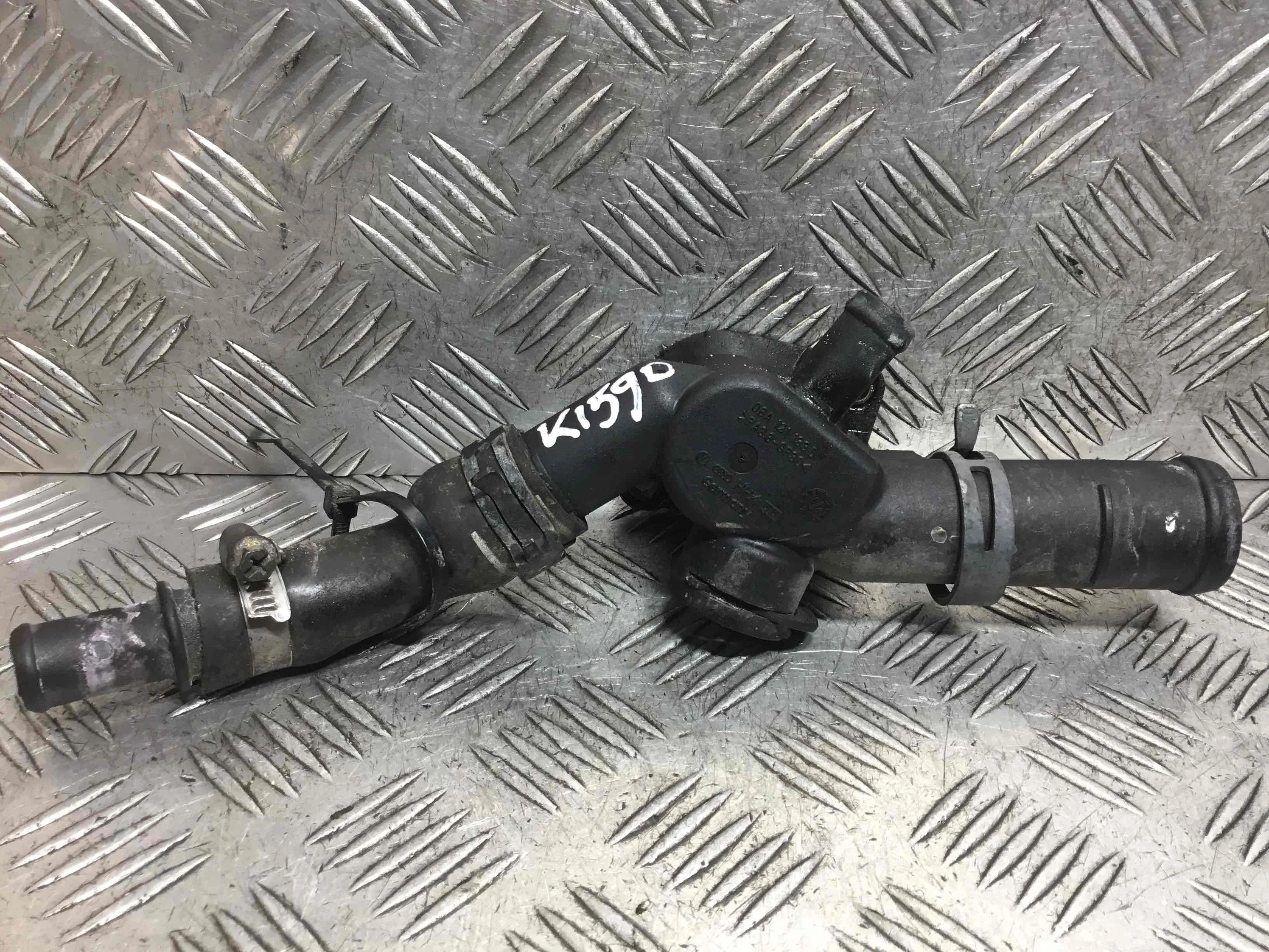 Фланец (тройник) системы охлаждения Volkswagen Golf 4 поколение (1997-2004) бензин 1.6 i Механика Х/б