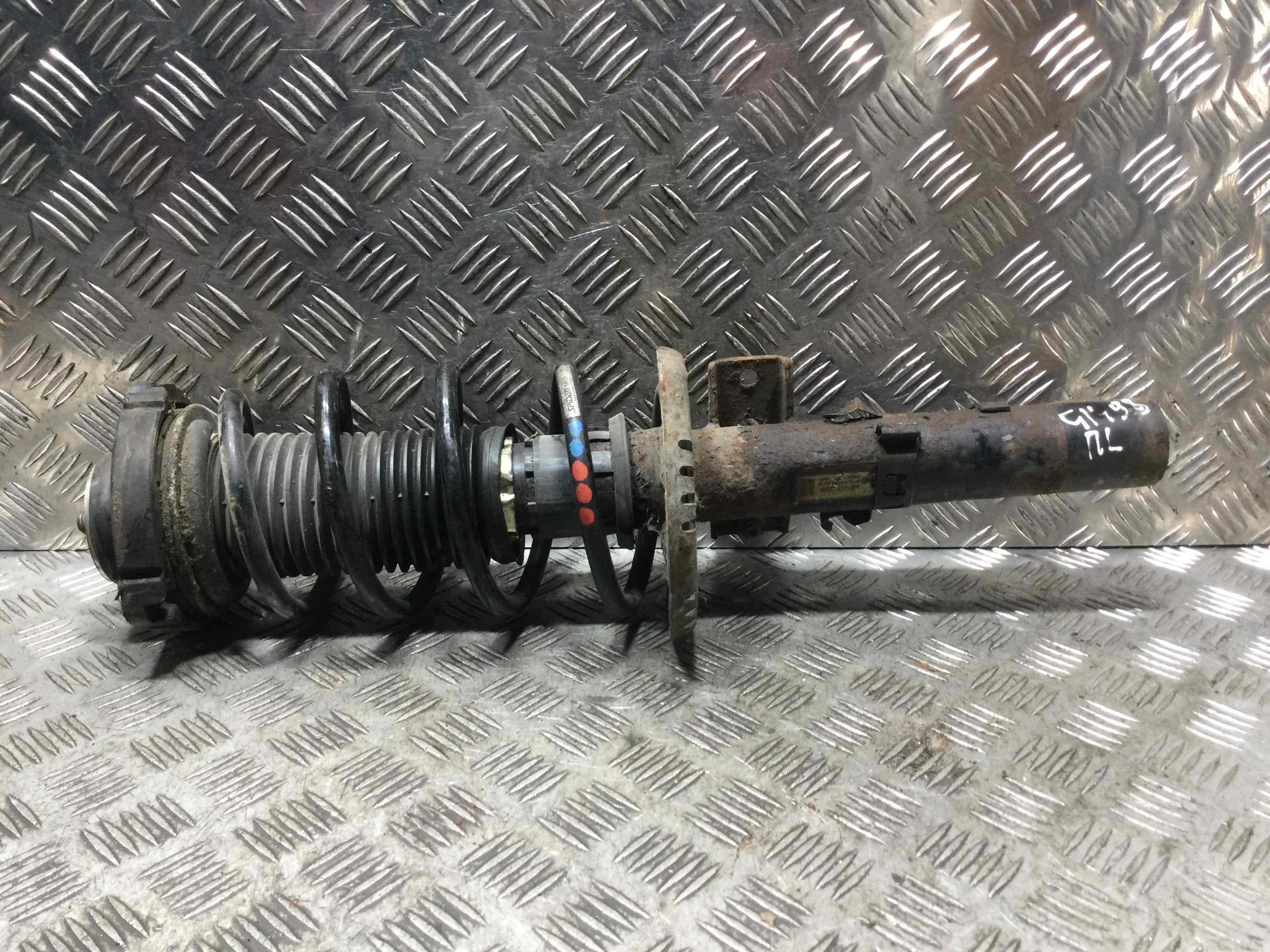 Стойка передняя левая Volkswagen Polo 4 поколение (2001-2005) бензин 1.2 i Механика Х/б