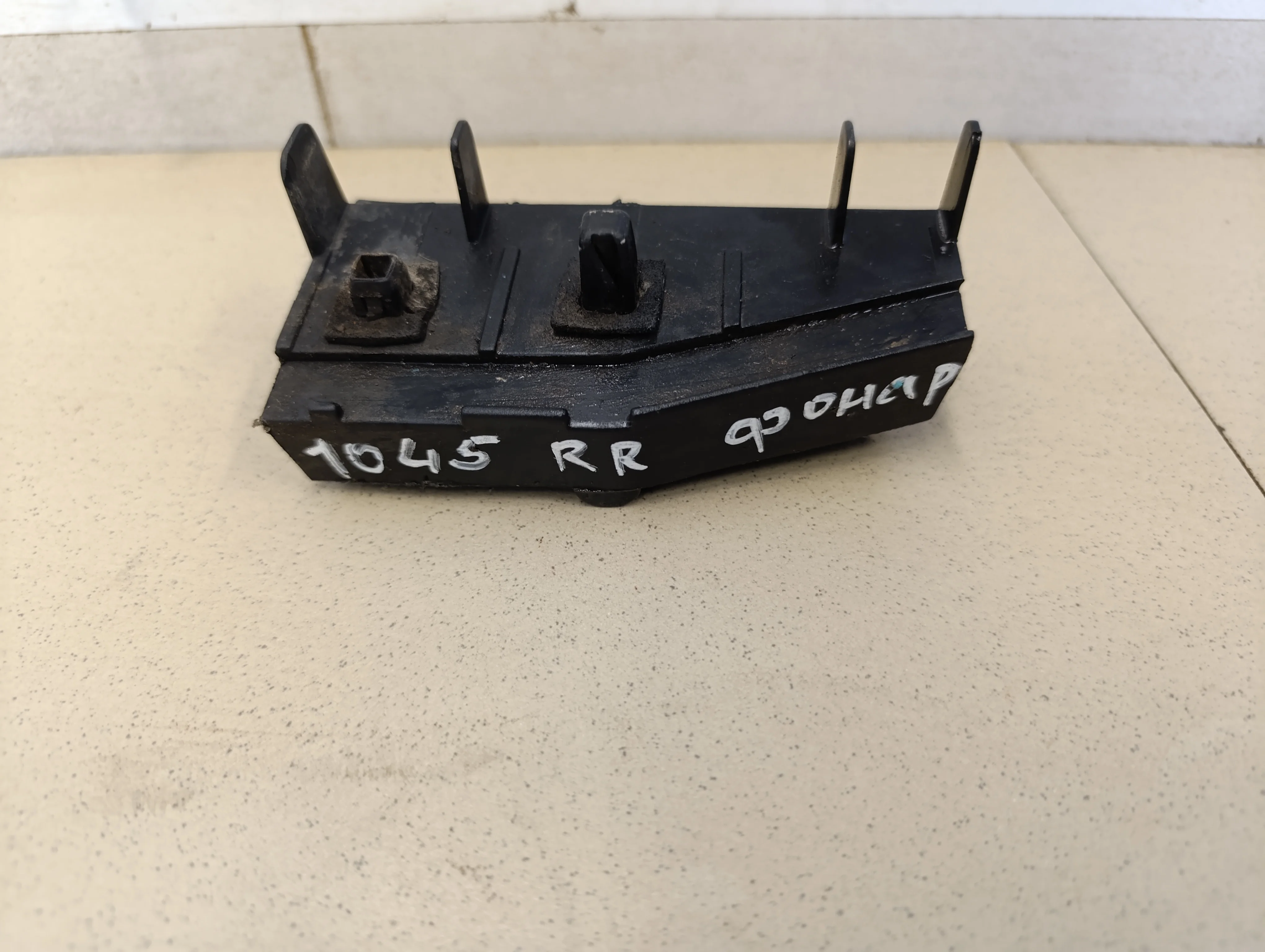 Направляющая заднего бампера правая Corolla E12 2001-2006