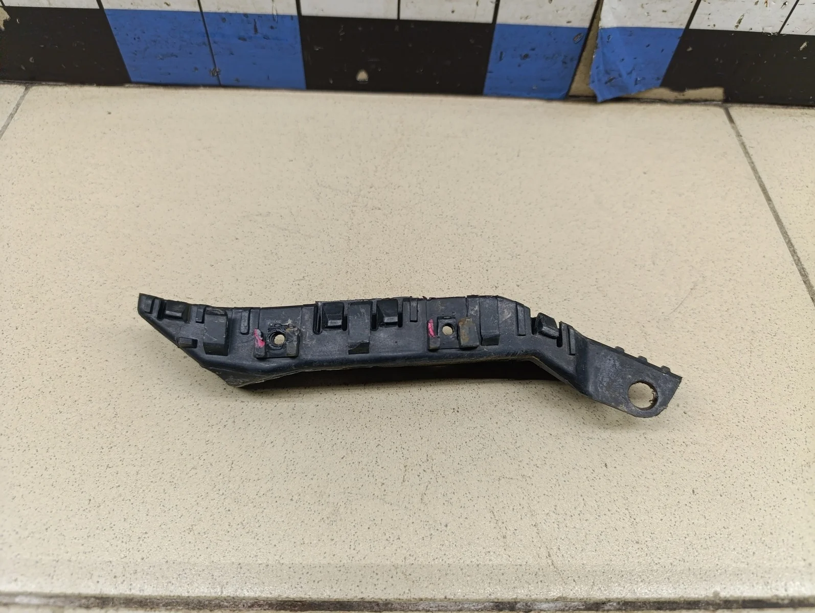 Направляющая переднего бампера правая Elantra 2011-2016