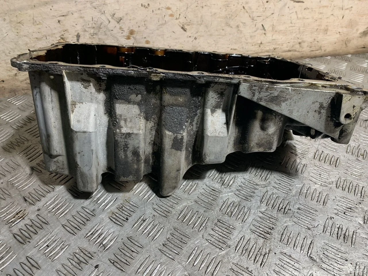 Поддон двс 2.0 bpj audi a6 a4 06b103601cg