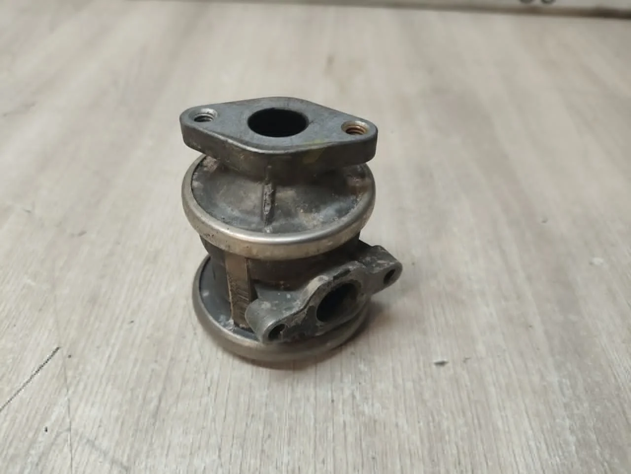 [Б/У] Клапан рециркуляции выхлопных газов левый [Код: 00345101 ]