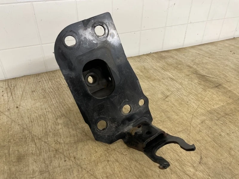 Кронштейн AUDI Q7 2005 2006 2007 2008 2009 2010 2011 2012 2013 2014 2015 4L0807134C, передний правый