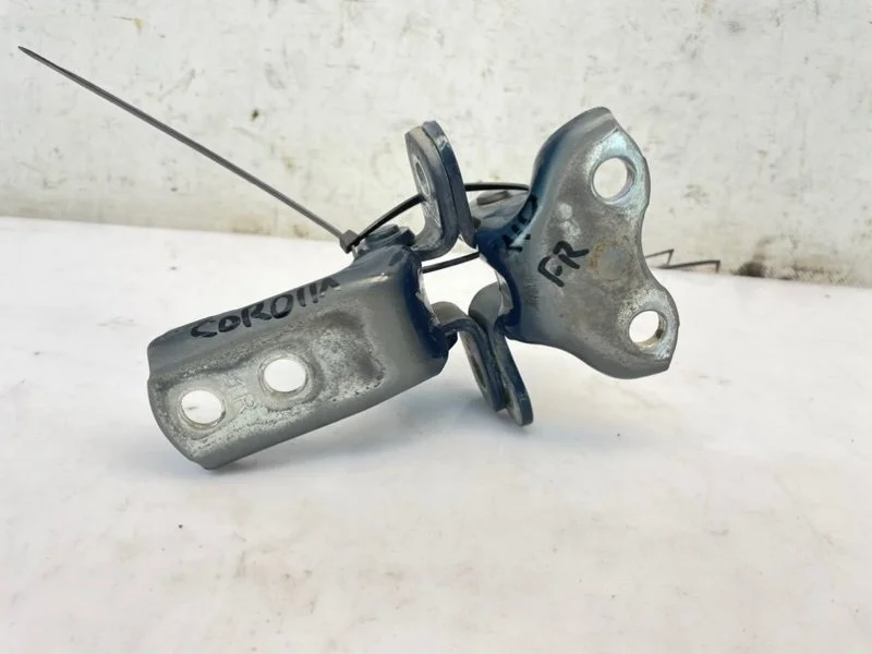 кронштейн двери toyota corolla 2006 ZRE151L 1ZRFE