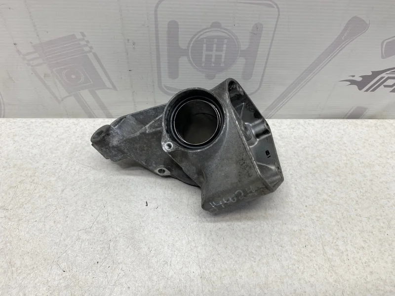 Кронштейн двигателя левый Mercedes-benz 2008 W211