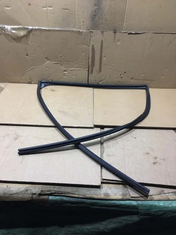 Уплотнитель стекла двери TOYOTA Land Cruiser 2011 6815260050 URJ200 1VD-FTV 4.5, задний левый