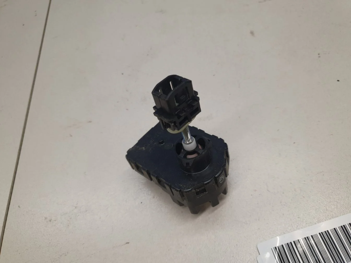 Моторчик корректора фары для Toyota Land Cruiser 200 2008-