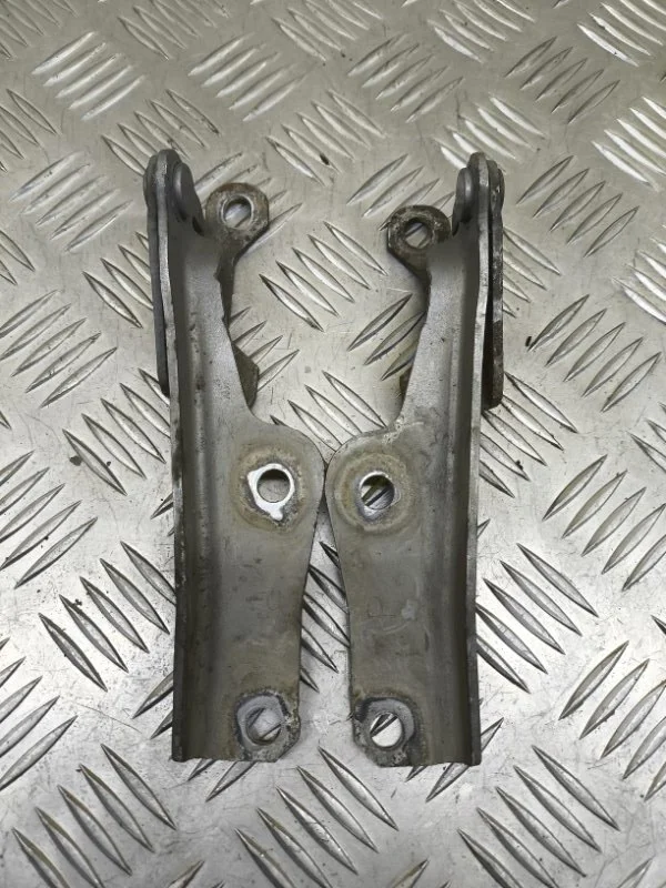 Петля капота Mitsubishi L200 (2006-2015) 2007 MR473529 ПИКАП 2.5 D 4D56