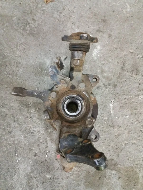 Кулак поворотный правый Mitsubishi L200 (2006-2015) 2007 MR992368 ПИКАП 2.5 D 4D56