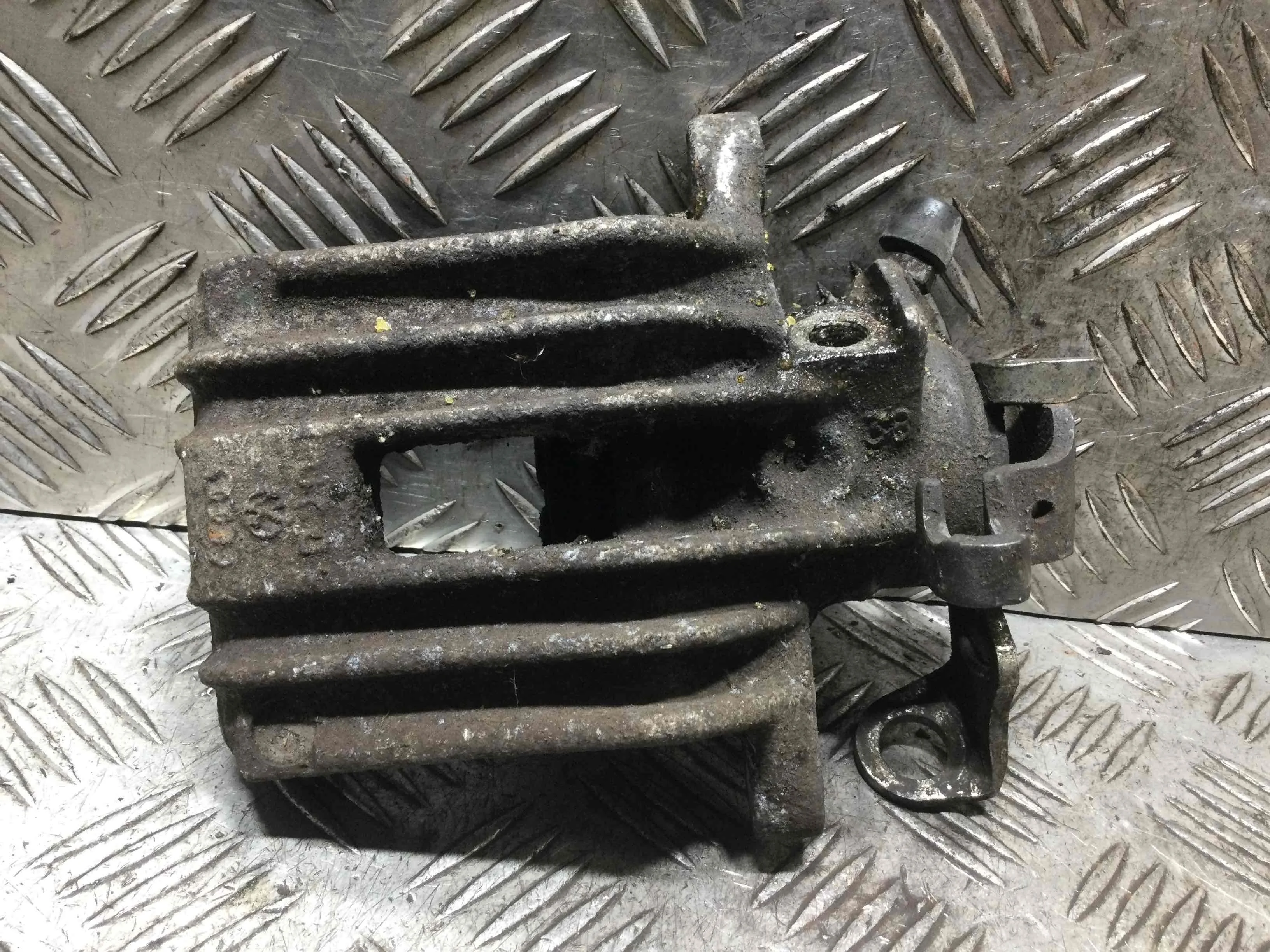 Суппорт задний левый Volkswagen Golf 4 поколение (1997-2004) бензин 1.6 i Механика Х/б