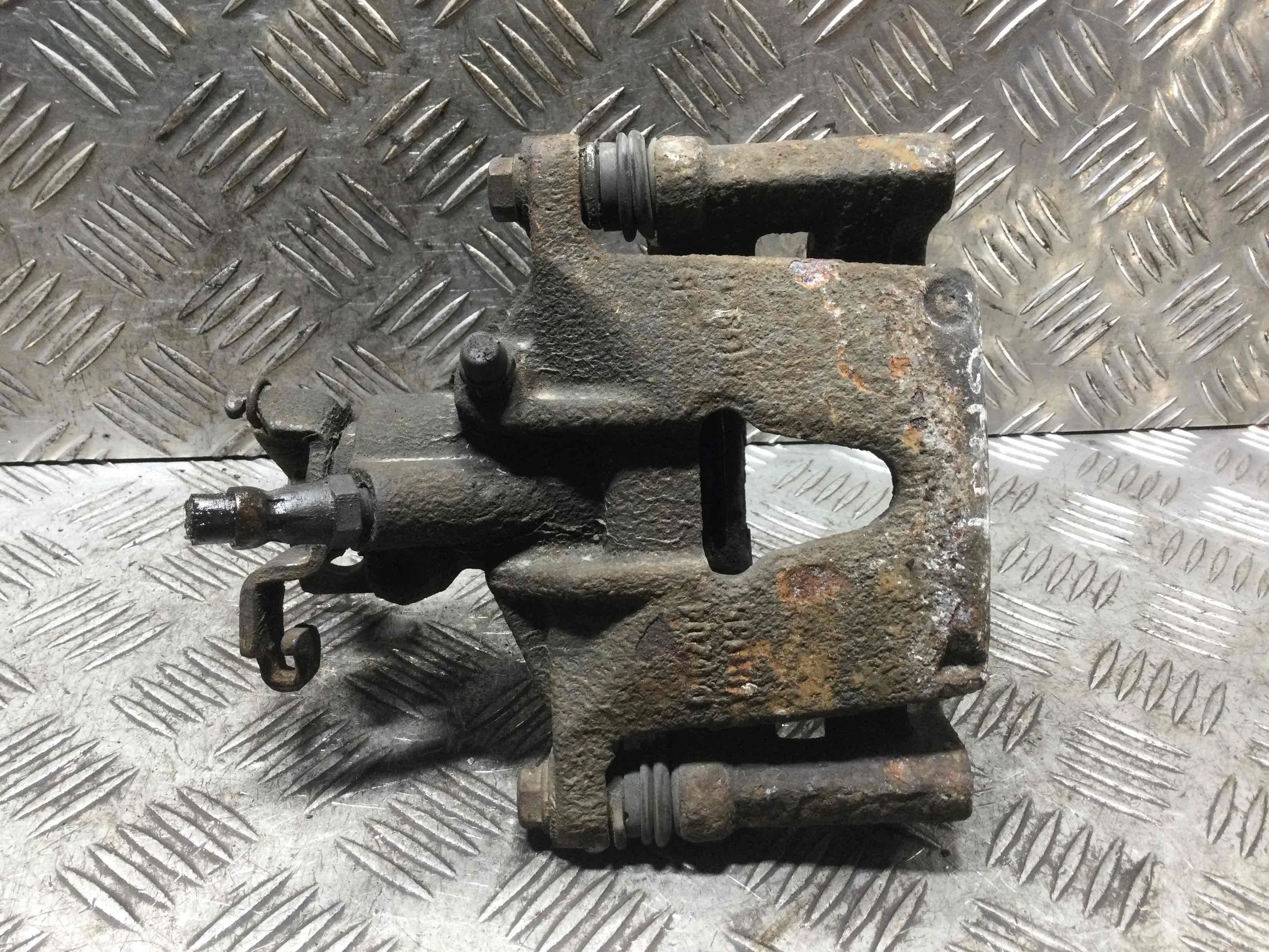 Суппорт задний правый Ford Mondeo 3 поколение [рестайлинг] (2003-2007) бензин 2.0 i Механика Х/б