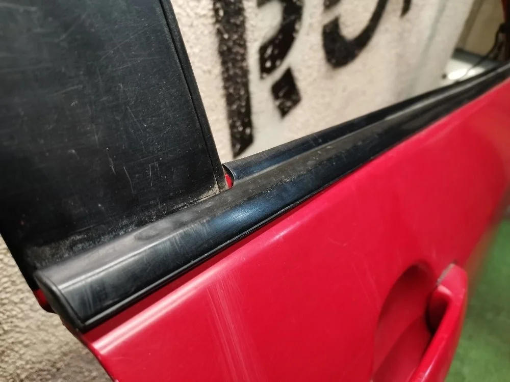 молдинг стекла двери передн прав  corolla e 120