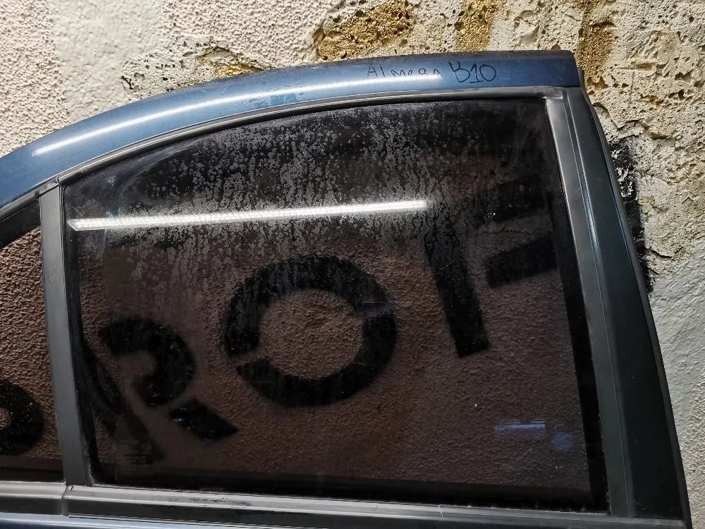 Стекло двери задней правой на Nissan Almera B10