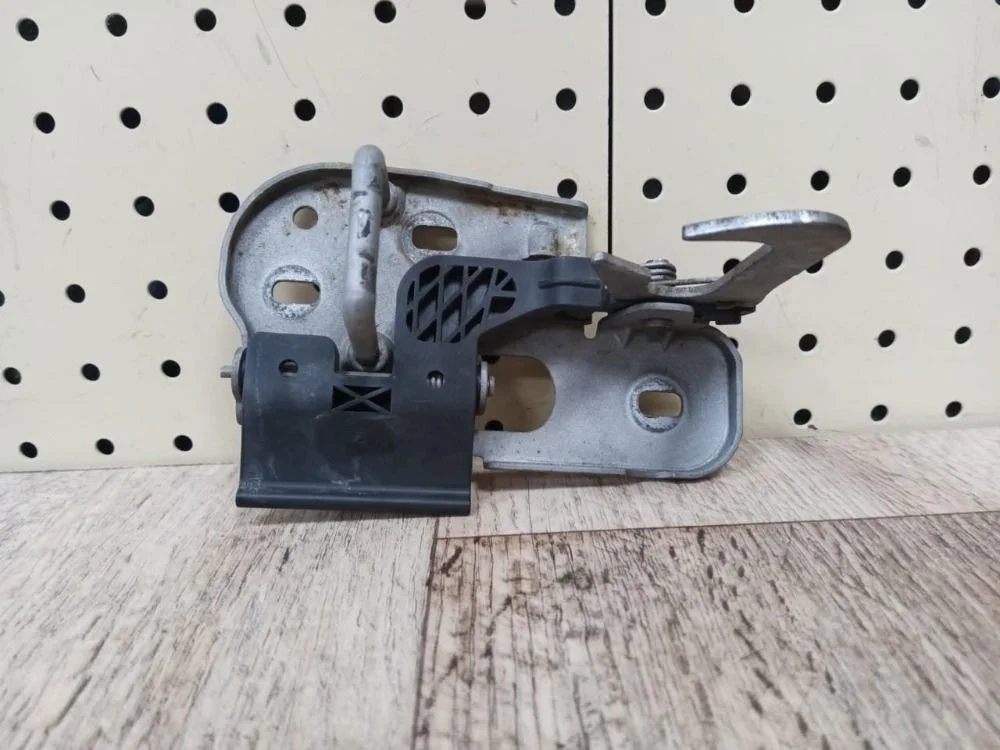 Ответная часть замка капота Volkswagen Passat B6 (2005—2010) Passat B6 (2005—2010) 3C2