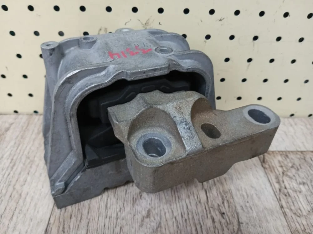 Опора двигателя правая Volkswagen Passat CC B6 (2008—2012) Passat CC B6 (2008—2012) 358