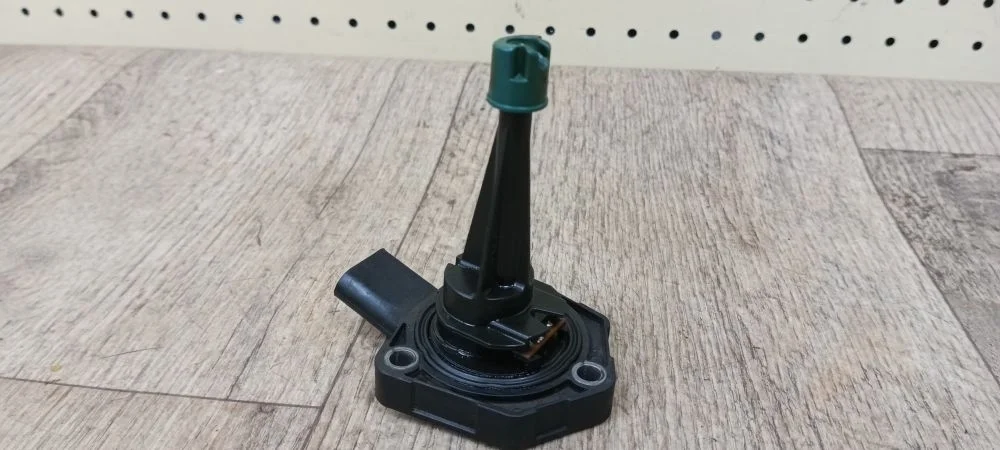 Датчик уровня масла Skoda Octavia III рестайлинг (2017—2020) Octavia III рестайлинг (2017—2020) 3G2, 3G5, CB2, CB5, SAA, SAB, SAH, SAJ, 163, AV3, BU3, 5F1, 5F5, 5F8, 3V3, 3V5, 8VF, 8VK, 8VM, KH0, 710, AD1, AX1, BT1, BT2, BW2, 7N2, GAB, KG3, 5E3, 5E5, NL3, NR3, NH1, NH3, 5T1, 5L6, 5L7, 676, 677, AU1, BQ1, BV5, BX5, CD1, 5C2, 5C8, NS7, A11, 8VE, 614, C