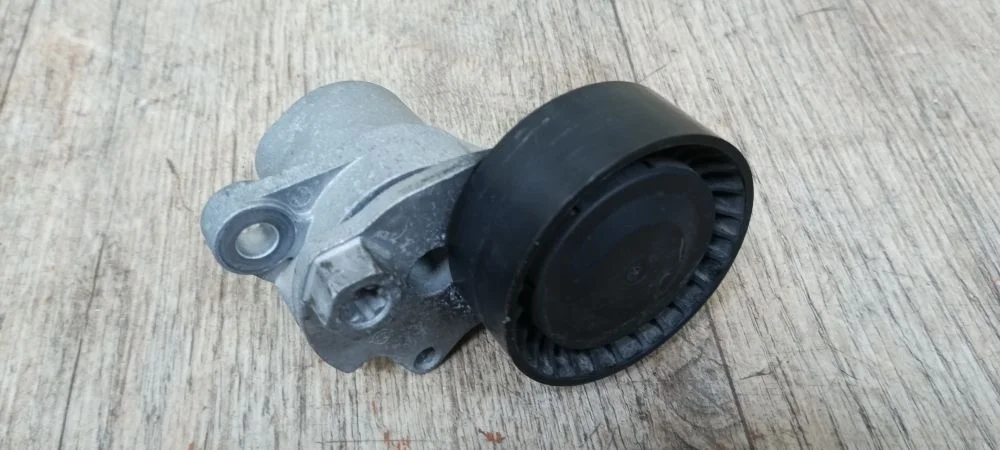 Ролик натяжной навесного оборудования Skoda Octavia III (2013—2017) SAA, SAB, SAH, SAJ, 3G2, 3G5, CB2, CB5, KJ1, 163, AV3, AY3, BU3, 138, KH0, 8V1, 8VA, 8VF, 8VK, 8VM, 8VS, NJ2, NJ5, 8UB, 8UG, 5N2, AD1, AX1, BT1, BT2, BW2, F53, F5A, 7N2, 8W2, 8W5, 8WH, GAB, 358, 5E3, 5E5, NL3, NR3, AM1, AN1, 5C1, 5C2, 5C7, 5C8, 8X1, 8XA, 8