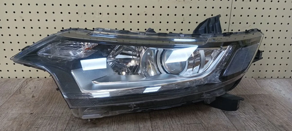 Фара Mitsubishi Outlander III рестайлинг (2014—2015) Outlander III рестайлинг (2014—2015) GF2W, GF3W, GF4W, GF6W, GF7W, GF8W, GG3W