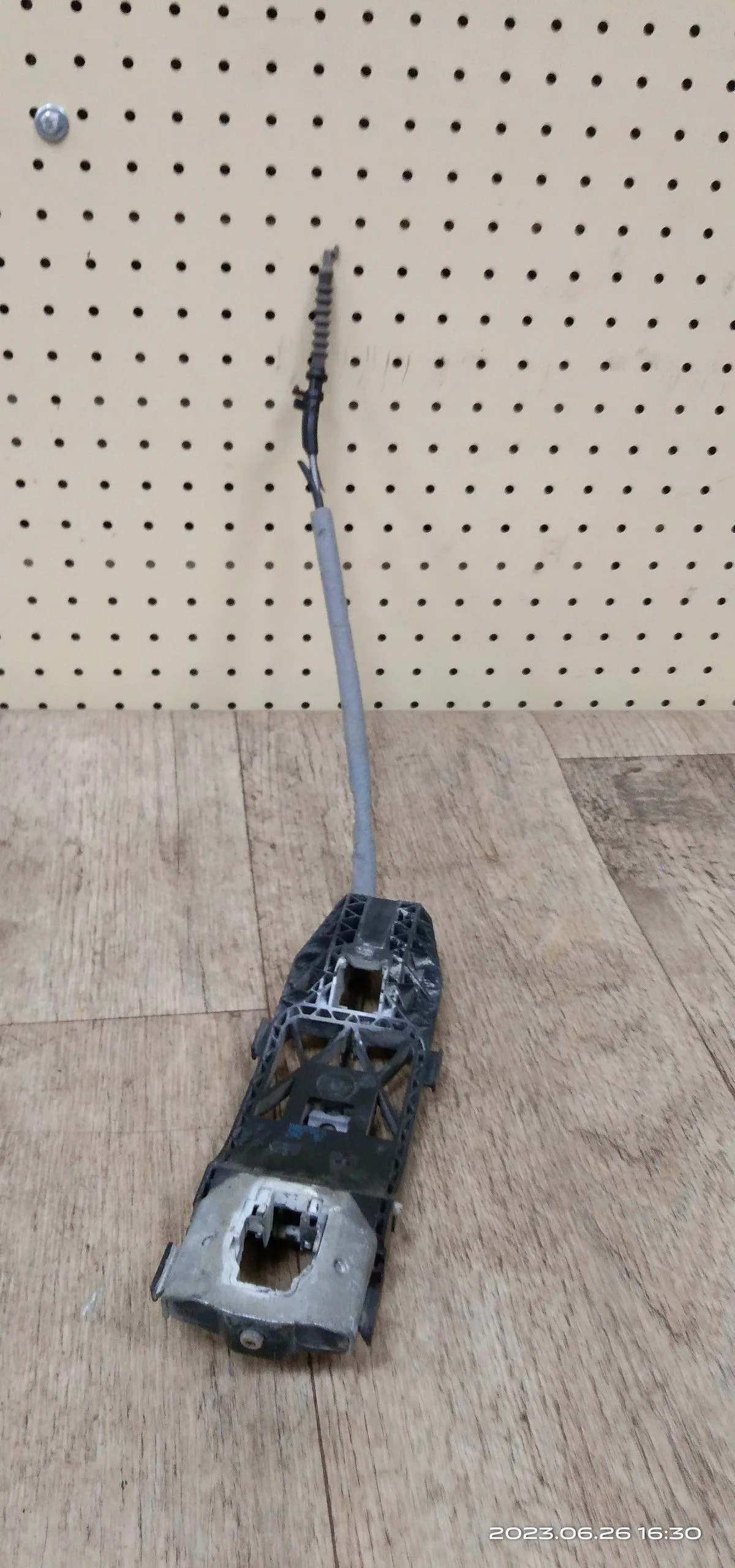 Кронштейн ручки перед левой Volkswagen Polo V (2009—2015) A32, A33, A34, SAA, SAB, SAH, SAJ, 6J1, 6J5, 6J8, 6P1, 6P5, 6P8, KJ1, KF1, CA1, CA2, CMC, 162, 163, AV2, AV3, AY2, AY3, KH0, 5N1, 5N2, 542, 545, 572, 582, NJ2, NJ5, 2HA, 2HB, S1B, S6B, S7A, S7B, A11, C11, 601, 602, 603, 604, 612, 614, 641, 642, 643, 644, 6