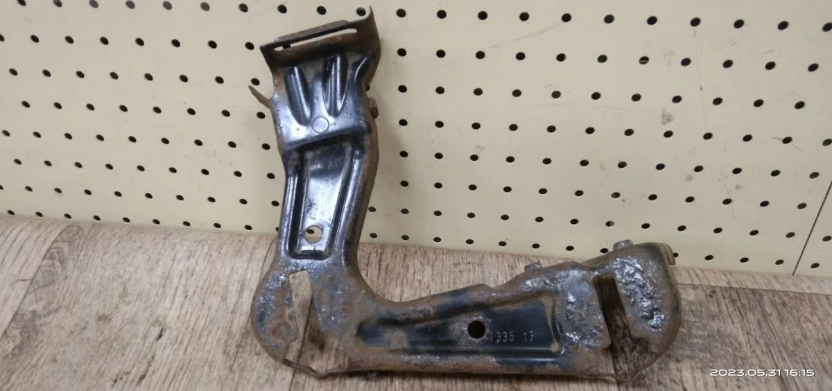 Кронштейн фары Skoda Octavia II рестайлинг (2008—2013) Octavia II рестайлинг (2008—2013) 1Z3