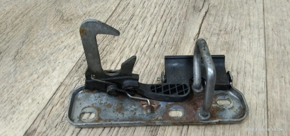 Ответная часть замка капота Volkswagen Tiguan I (2007—2011) Tiguan I (2007—2011) 1K2, 1K1, 1K5, 5N1