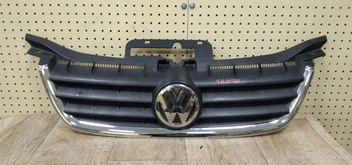 Решетка радиатора Volkswagen Touran I (2003—2006) Touran I (2003—2006) 1T1