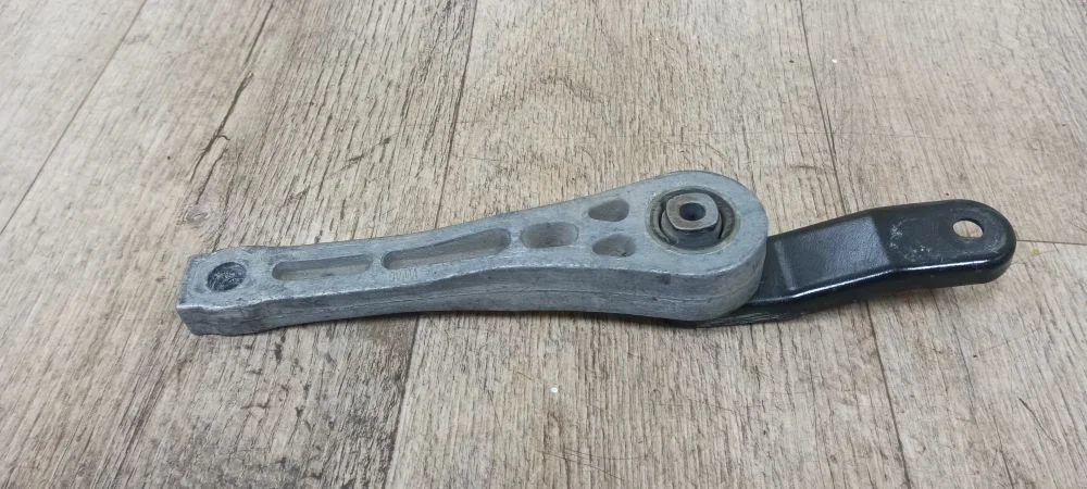 Опора двигателя задняя Skoda Octavia II (2004—2009) Octavia II (2004—2009) 5P1, 5P5, 5P8, 1F7, 1P1, 163, AV3, AY2, 1T2, 1K1, 1K5, 5K1, AJ5, 521, 5M1, 5C2, 5C8