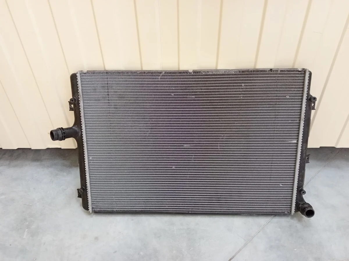 Радиатор основной Volkswagen Passat B6 (2005—2010) Passat B6 (2005—2010) SAA, SAB, SAH, SAJ, 3C2, 3C5, 5P1, 5P5, 1F7, 163, 1K2, 1P1, 521, 8P1, 8PA, 8J3, 8J9, 5P2, 1T2, 1K1, 5K1, AJ5, 5L6, 5L7, 676, 677, 5C7, 8PAXW, 8PAXX