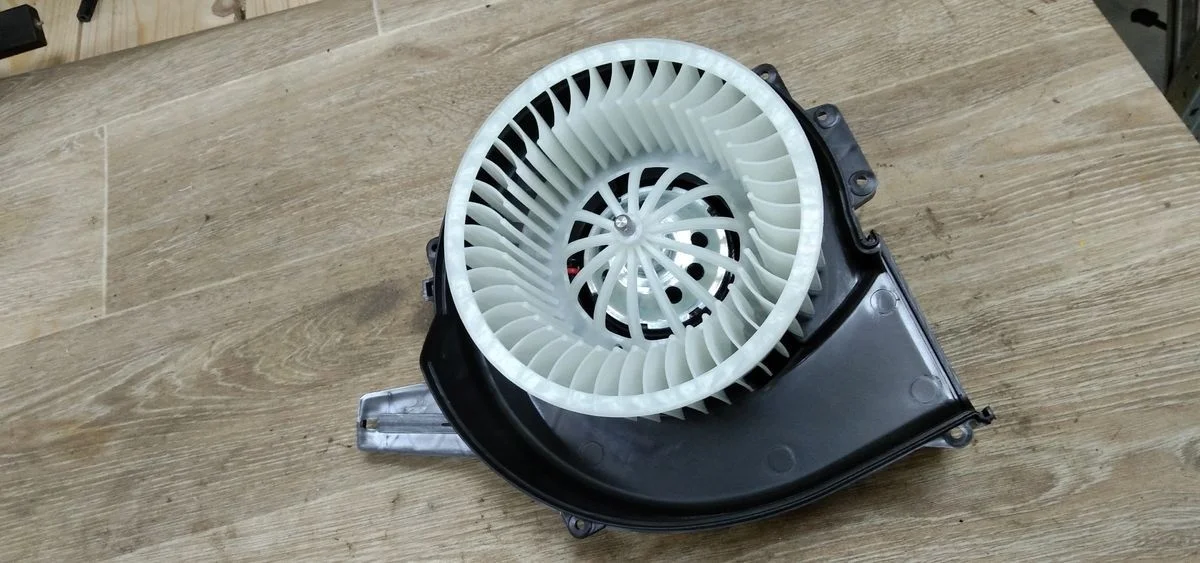 Моторчик отопителя Volkswagen Polo V (2009—2015) Polo V (2009—2015) KG3, 6J1, 6J5, 6J8, 6P1, 6P5, 6P8, NH1, NH3, 8X1, 8XA, 8XF, 8XK, 5Z1, 601, 602, 603, 604, 612, 614, 6C1, 6R1, 9A2, 9N2, 9N3, NJ2, NJ5