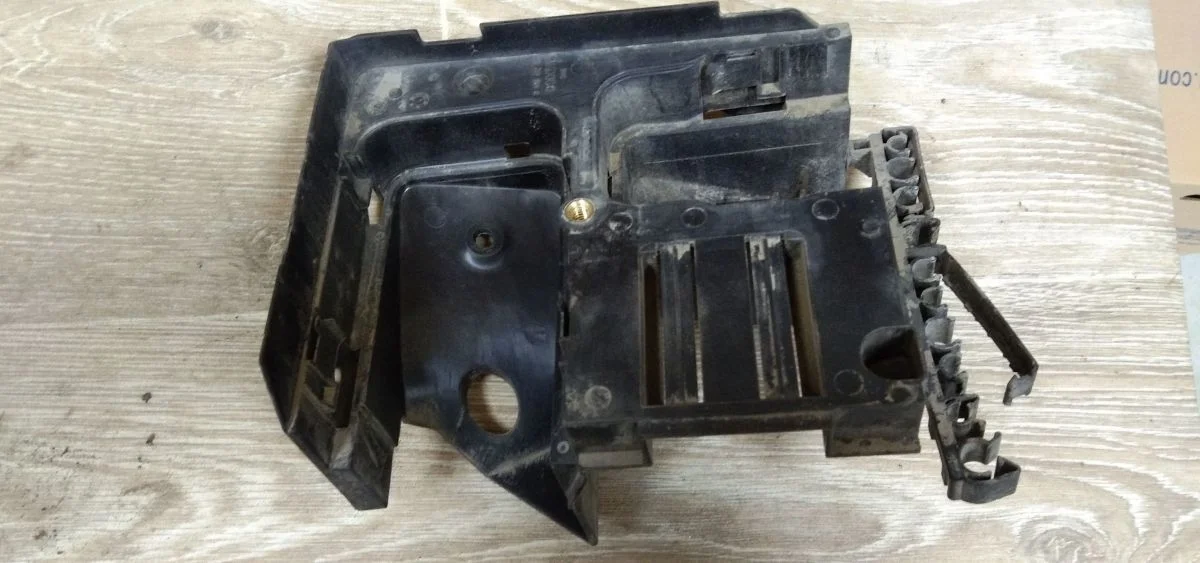 Кронштейн блока предохранителей Volkswagen Golf Mk6 (2008—2012) Golf Mk6 (2008—2012) 5K1