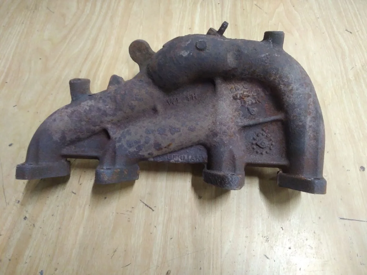 Коллектор выпускной Volkswagen Jetta V (2005—2011) Jetta V (2005—2011) 2CA, 2CB, 2CH, 2CJ, 2KA, 2KB, 2KH, 2KJ, 3C2, 3C5, 5P1, 5P5, 5P8, 1Z3, 1Z5, 933, 1P1, 1K2, 1T1, 1T2, 1K1, 5K1, AJ5, 521, 5M1, 8P1, 8PA, 8P7, 8PAXW, 8PAXX