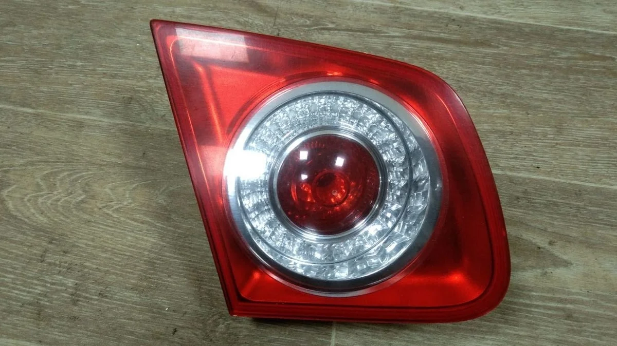 Фонарь задний внутренний Volkswagen Jetta V (2005—2011) Jetta V (2005—2011) 1K2