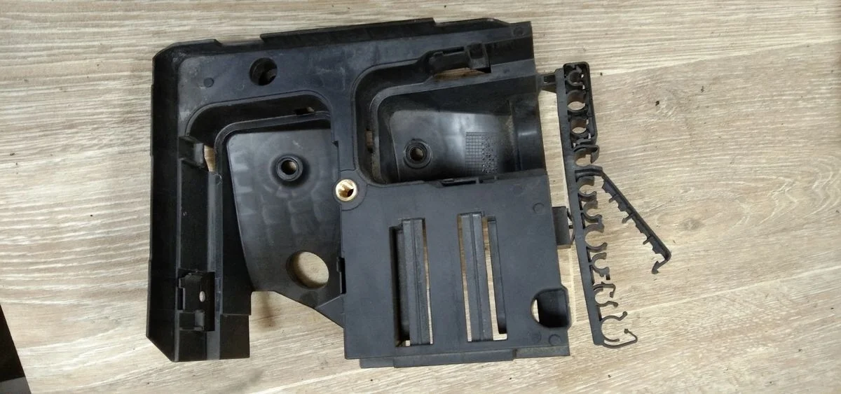 Кронштейн блока предохранителей Volkswagen Golf Mk6 (2008—2012) Golf Mk6 (2008—2012) 5K1