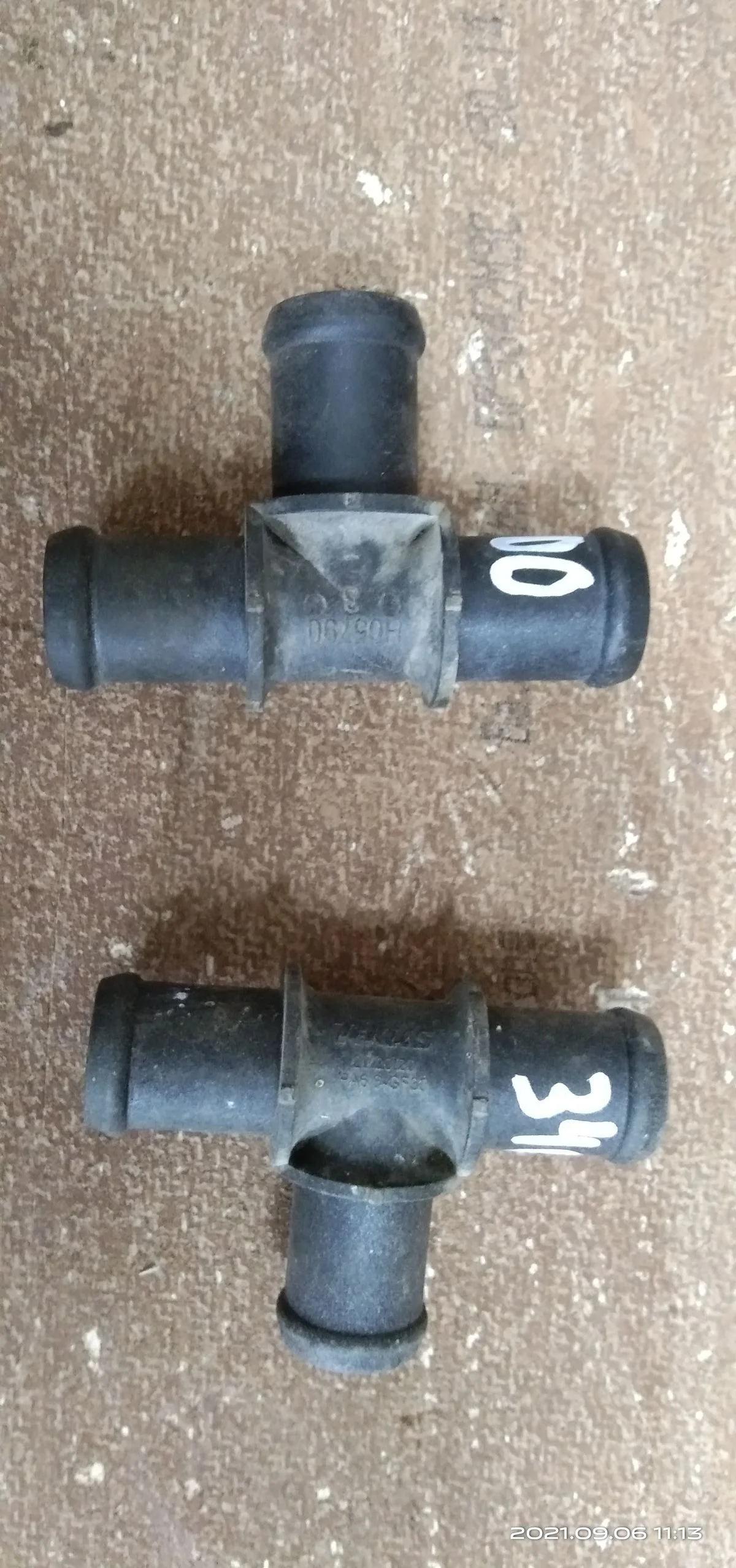 Тройник системы охлаждения Volkswagen Passat B7 (2010—2015) Passat B7 (2010—2015) 2KA, 2KH, A33, A34, 4GH, 4GJ, SCB, SCC, SYI, SYJ, SYM, SZB, SZC, SZD, SZH, SZI, SZJ, SZK, SZO, SZP, SZQ, SZS, SZT, SZU, SZV, SZW, SZX, SZY, SZZ, UYB, UYC, UYD, UYI, UYJ, UYK, UYL, UYM, UZB, UZC, UZD, UZH, UZI, UZJ, UZK, UZO, UZP, UZQ, UZS, UZT, UZU, UZV, U