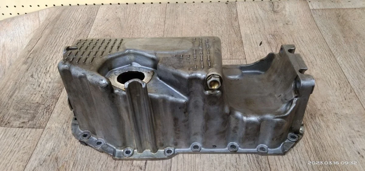 Поддон масляный Volkswagen 1.4tsi CAXA CAV Jetta VI (2010—2015) 3C2, 3C5, 6J1, 6J5, 6J8, 1F7, 1F8, 5P1, 5P5, 5P8, 163, 1K2, AV2, AV3, AY2, 1P1, 3T4, 3T5, 521, 5M1, 138, 8P1, 8PA, 542, 545, 572, 5P2, KG3, 1Z3, 1Z5, 933, 357, NH1, NH3, 1T2, 5L6, 5L7, 676, 677, 1K1, AJ5, 5C2, 5C7, 5C8, 8X1, 8XA, 8P7, 8PAXW, 8PAXX