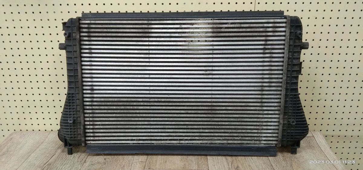 Интеркулер Volkswagen Jetta VI (2010—2015) Jetta VI (2010—2015) 2CA, 2CB, 2CH, 2CJ, 5P1, 5P5, 5P8, 1F7, 1F8, 1P1, 163, AV2, AV3, AY2, 3T4, 3T5, 521, 8P1, 8PA, 8J3, 8J9, 1Z3, 1Z5, 933, AJ5, 5L7, 677, 5C7, 8P7, 8PAXW, 8PAXX