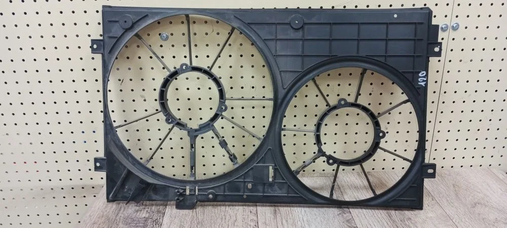 Диффузор вентилятора Volkswagen Jetta VI (2010—2015) Jetta VI (2010—2015) 2CA, 2CB, 2CH, 2CJ, 2KA, 2KH, SAA, SAB, SAH, SAJ, 362, 365, 3C2, 3C5, A33, A34, 1F7, 1F8, 5P1, 5P5, 5P8, 163, 1K2, AV2, AV3, AY2, 1P1, 374, 3T4, 3T5, 521, 5M1, 138, 8P1, 8PA, 8J3, 8J9, 5P2, 1Z3, 1Z5, 913, 933, 357, 358, 1T1, 1T2, 0Y7, 5L6, 5L7, 676, 677, 1