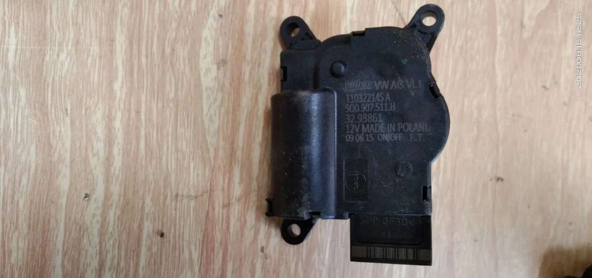 Моторчик заслонки отопителя Volkswagen Tiguan I (2007—2011) Tiguan I (2007—2011) SAA, SAB, SAH, SAJ, 3G2, 3G5, CB2, CB5, CA1, CA2, 163, AV3, AY3, BU3, 138, KH0, 8V1, 8VA, 8VF, 8VK, 8VM, 8VS, 5N2, AD1, AX1, BW2, 8UB, 8UG, 7N2, GAB, 358, 5E3, 5E5, NL3, NR3, AM1, AN1, 5C1, 5C2, 5C8, A11, 8V7, 8VE, 1F8, 5F1, 5F5, 5F8, 3V3, 3V5, 710, 5T1, 5